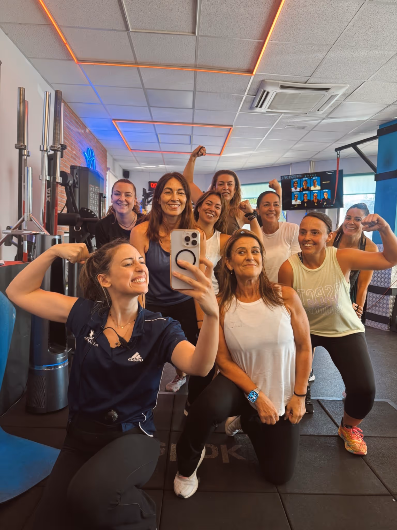 Clientas de PlenaForma sonriendo y posando juntas al final de una sesión